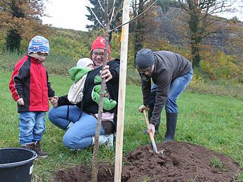 Auch Marina und Michael Krampe aus Friesen pflanzten für ihre Kinder Paul und Ella Bäume. Sie freuen sich schon auf die ersten Früchte. Foto: Veronika Schadeck