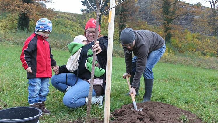 Auch Marina und Michael Krampe aus Friesen pflanzten für ihre Kinder Paul und Ella Bäume. Sie freuen sich schon auf die ersten Früchte. Foto: Veronika Schadeck