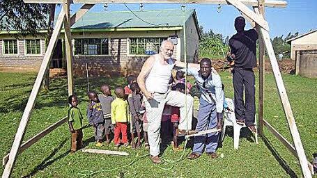 Eine Kinderschaukel bauten Peter Klug und seine Helfer im Witwendorf.