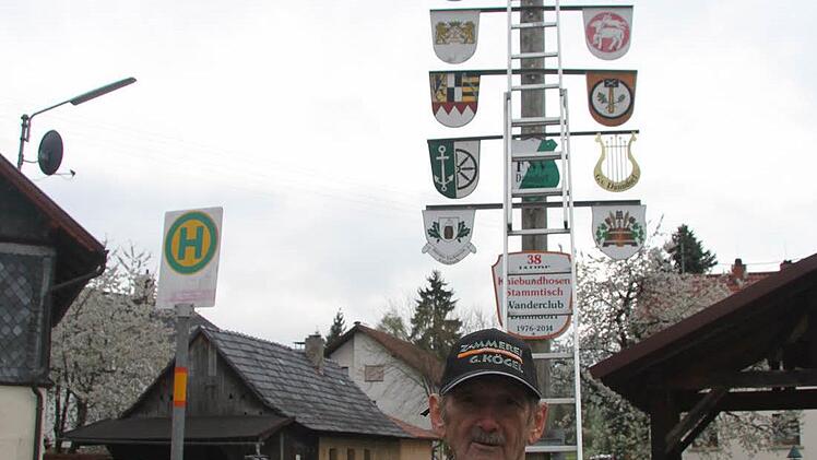 Rudi Fischer vom Danndorfer Kniebundhosen-Stammtisch-Wanderclub war stinksauer...,