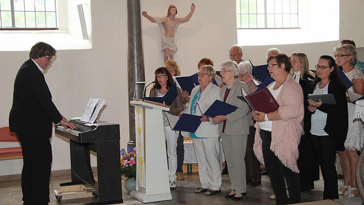 Der Kirchenchor und Organist Steffen Schwarz umrahmten den Festgottesdienst.