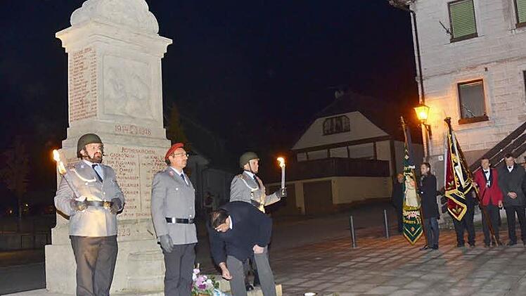 Zweiter Bürgermeister Wolfgang Förtsch legt zum Volkstrauertag ein Blumengebinde am Ehrenmal in Rothenkirchen zum Gedenken an die Opfer der beiden Weltkriege nieder. Mit im Bild die Ehrenwache der Reservistenkameraden Rothenkirchen und Vereinsabordnungen. Foto: K.- H. Hofmann