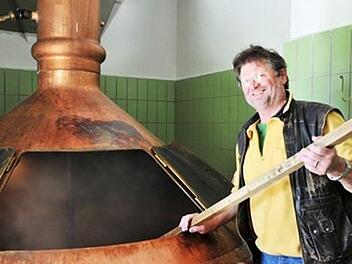 Ausgerührt: In dieser Sudpfanne wird wohl kein geschrotetes Malz mehr zum Erhitzen gebracht. Hans Wernlein, der "Bräu", spricht von einer Sudpause und unternimmt alles, damit sein Lebenswerk nicht untergeht.  Fotos: Helmut Geiger