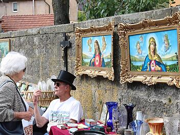 Diese Heiligenbilder fürs Schlafzimmer bot einen Flohmarkthändler aus Bad Kissingen an. Schon nach kurzer Zeit waren sie für 20 Euro weg. Foto: Dieter Britz