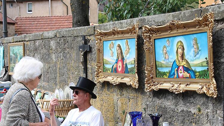 Diese Heiligenbilder fürs Schlafzimmer bot einen Flohmarkthändler aus Bad Kissingen an. Schon nach kurzer Zeit waren sie für 20 Euro weg. Foto: Dieter Britz