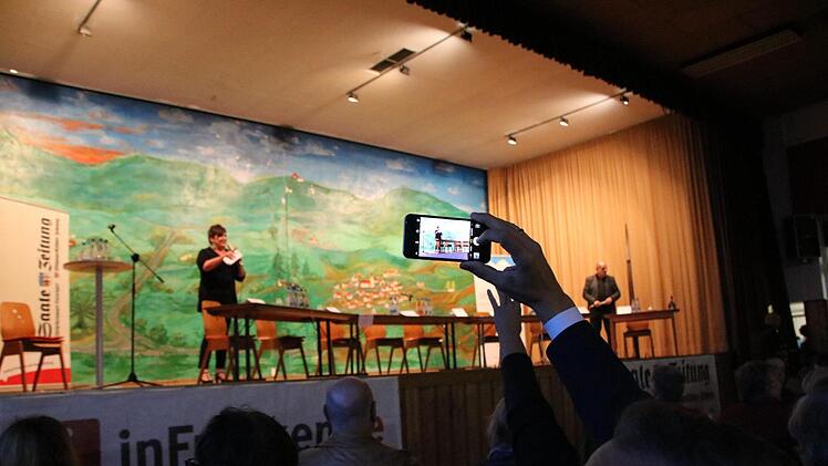 Eindrücke von der Podiumsdiskussion in Stengenroth. Foto: Ralf Ruppert