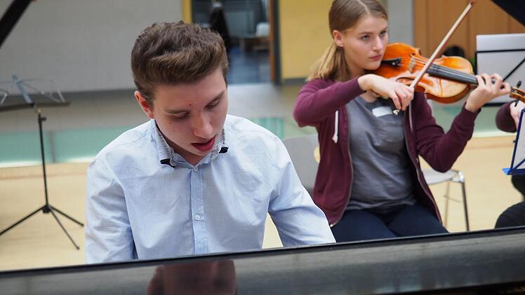 Giovanni Antonio Gromek übt das Mozart-Konzertrondo mit dem Orchester.Nicole Julien-Mann