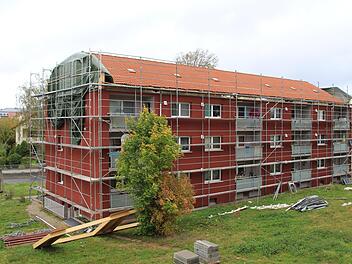 Am ersten der drei Wohnblocks wird derzeit das Dach ausgebaut.  Foto: Andreas Dorsch