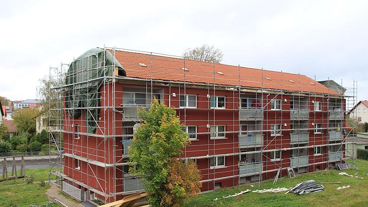 Am ersten der drei Wohnblocks wird derzeit das Dach ausgebaut.  Foto: Andreas Dorsch