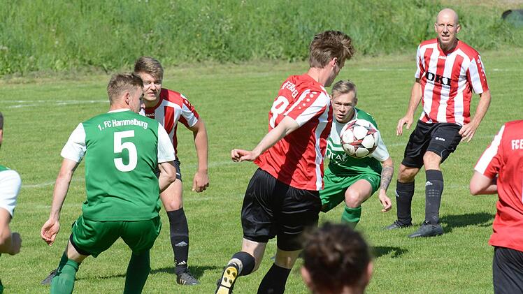 In Lauerstellung: Mit dem Erfolg &uuml;ber den FC Elfershausen (am Ball: Johannes Schmidt) wahrt Max Petrunin (im Hintergrund) mit dem FC Hammelburg die Chance auf die Aufstiegsrelegation.ssp