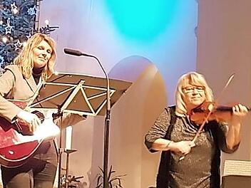 Lieder, die zu Herzen gehen, brachten Silvia Wachter (links) und Margitta Bergfeld bei ihrem Auftritt in der Nordhalbener Pfarrkirche St. Bartholomäus. Foto: Michael Wunder