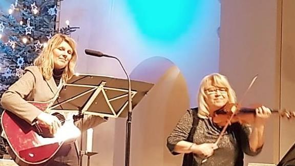 Lieder, die zu Herzen gehen, brachten Silvia Wachter (links) und Margitta Bergfeld bei ihrem Auftritt in der Nordhalbener Pfarrkirche St. Bartholomäus. Foto: Michael Wunder