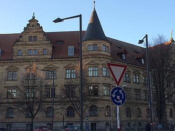 Vor dem Landgericht läuft derzeit ein Strafprozess, in dessen Verlauf bereits drei Zeugen im Gerichtssaal verhaftet wurden. Oberstaatsanwalt Otto Heyder (unten links, mit Rechtsanwalt Jochen Kaller) wirft ihnen unter anderem uneidliche Falschaussage vor.  Fotos: Stefan Fößel, Ronald Rinklef