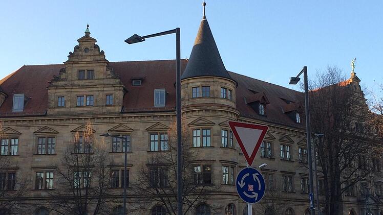 Vor dem Landgericht läuft derzeit ein Strafprozess, in dessen Verlauf bereits drei Zeugen im Gerichtssaal verhaftet wurden. Oberstaatsanwalt Otto Heyder (unten links, mit Rechtsanwalt Jochen Kaller) wirft ihnen unter anderem uneidliche Falschaussage vor.  Fotos: Stefan Fößel, Ronald Rinklef