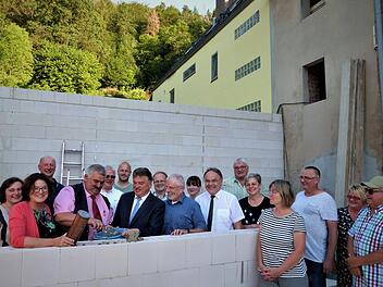 Zweiter  Bürgermeister Karl Opel und Landrat Klaus Peter Söllner vollzogen die Grundsteinlegung fürs Bürgerzentrum.  An der Mauer (von links) Regierungsdirektorin Marion Resch-Heckel,  Opel und  Söllner,  Architekt Hans-Hermann Drenske und Pfarrer Peter Brünnhäußer.W. Reißaus