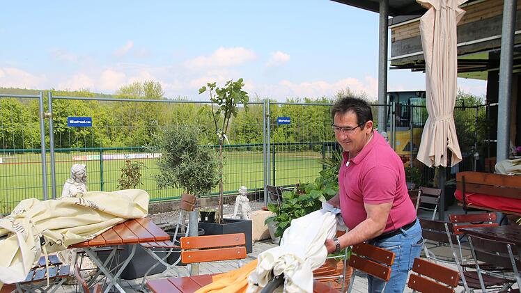 Ilias Siafakas richtet die Terrasse der Gaststätte "Meteora" her. Er eröffnet sie am Mittwoch. Foto: Thomas Malz