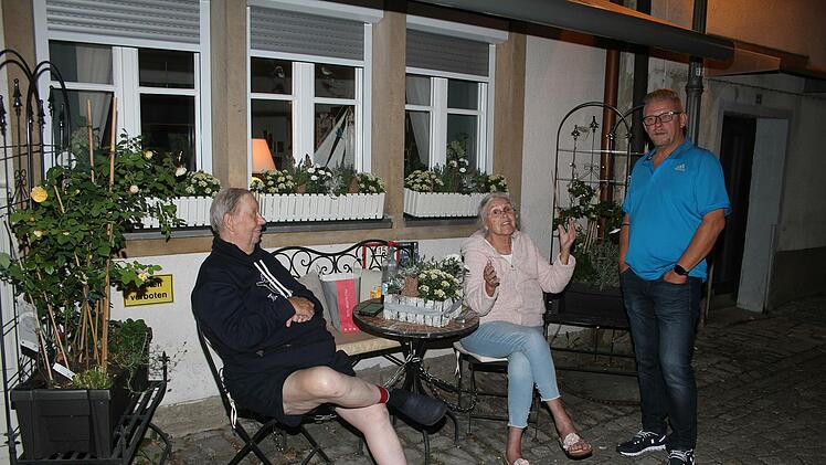 Bürgermeister Frank Wilzok war um Mitternacht unterwegs und suchte mit den Anwohnern, die sich über die ständigen Ekel-Exkremente beschwert haben, das Gespräch.  Foto: Sonny Adam