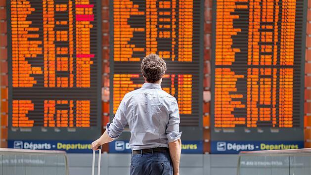 Flughafen, Problem, Versp&auml;tung, Urlaub, Reise, Verz&ouml;gerung, Stornieren, Reise mit einem internationalen Flug, Passagier, der im Abflugterminal des Flughafens wartet, Reise mit einem internationalen Flug travel with international flight, person passenger waiting in airport departure terminal travel with international flight, person passenger waiting in airport departure terminal