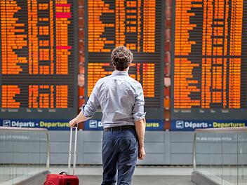 Flughafen, Problem, Versp&auml;tung, Urlaub, Reise, Verz&ouml;gerung, Stornieren, Reise mit einem internationalen Flug, Passagier, der im Abflugterminal des Flughafens wartet, Reise mit einem internationalen Flug travel with international flight, person passenger waiting in airport departure terminal travel with international flight, person passenger waiting in airport departure terminal