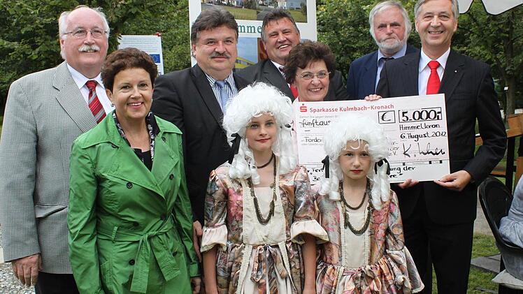 Einen Scheck über 5000  Euro  überreichte Sparkassen-Vorstandsvorsitzender Klaus-Jürgen  Scherr an  Inge  Tischer.