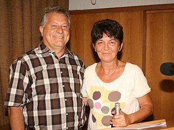 Die Überraschung ist gelungen: Für ihre Verdienste für den Verein wurde Andrea Barth vom Vorsitzenden Ludwig Ruß zum Ehrenmitglied ernannt. Foto: Molitor