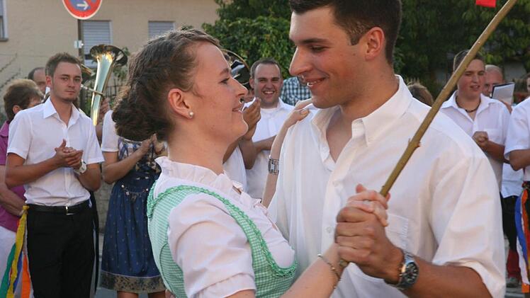 Thomas Wagner und seine Freundin Rebecca Daut schauen sich beim Tanzen tief in die Augen. Fotos: Galster