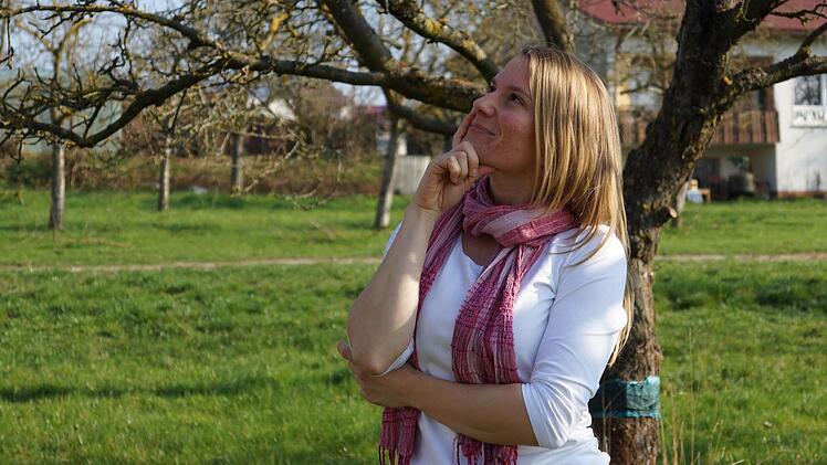 Spontaner Einfall: Auch aus der Körperposition heraus kann eine Geschichte entstehen, wie Julia Neder demonstriert. Foto: Arkadius Guzy