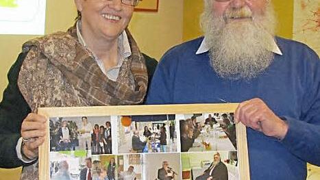 Vorsitzende Iris Piper dankt ihrem Vorgänger Robert Wollborn für sein Engagement an der Spitze des Kinderschutzbundes in Coburg.