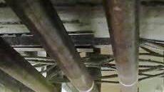 Kabelschächte über mehrere Stockwerke: Im Brandfall wirkt so etwas wie ein Kamin.  Fotos: J. Hofbauer