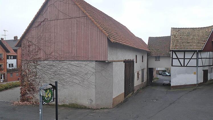 Die alte Scheune in Völkersleier wird abgerissen. Foto: Gerd Schaar