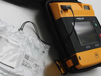 Den Umgang mit einem Defibrillator kann man am Samstag in der Innenstadt in Begleitung von rhythmischer Musik ausprobieren.  Foto: Archiv