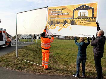 Bauhof-Mitarbeiter Erich Petratschek, Bettina Geier-Hildel und German Hacker (v. l.) bringen eines der neuen Schilder an. Foto: Richard S&auml;nger