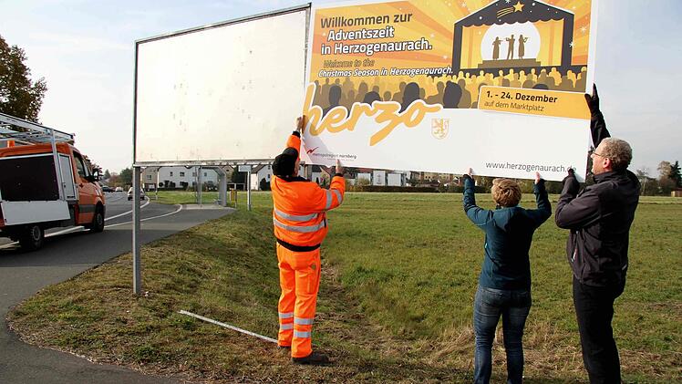Bauhof-Mitarbeiter Erich Petratschek, Bettina Geier-Hildel und German Hacker (v. l.) bringen eines der neuen Schilder an. Foto: Richard S&auml;nger