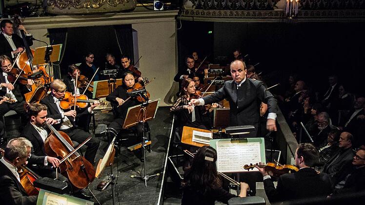 Unter der Leitung von Coburgs Generalmusikdirektor Roland Kluttig interpretierte das Philharmonische Orchester des Landestheaters Werke von Tschaikowsky ud Prokofjew. Foto: Jochen Berger
