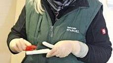 Martina Engel kontrolliert den geschälten Spargel und arbeitet per Hand noch einmal nach.