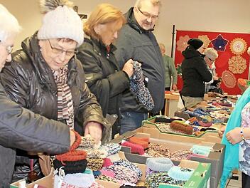 Was fleißige Hände angefertigt hatten, ging weg wie die warmen Semmeln.  Fotos: Gerda Völk