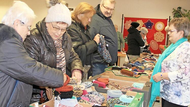 Was fleißige Hände angefertigt hatten, ging weg wie die warmen Semmeln.  Fotos: Gerda Völk