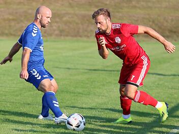 Zieht der FSV Krum mit Felix Hart (rechts) an Oberschwarzach genauso vorbei wie hier am Aidhausener Waldemar Knaus im Viertelfinale des Toto-Pokals?  Foto: Ralf Naumann