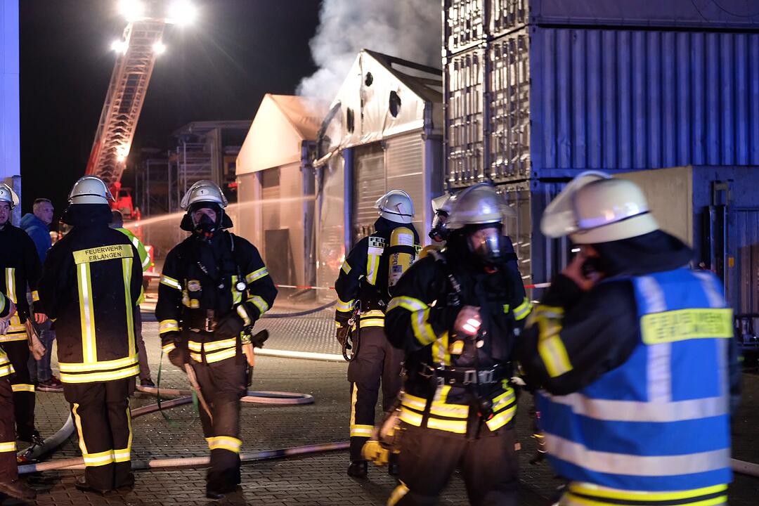Erlangen-Eltersdorf: Firma für Umwelttechnik  brennt – Anwohner sollen Türen und Fenster schließen