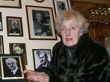 Irene Hottelmann-Schmidt vor ihrer "Bamberger Walhalla", einer Sammlung von Portr&auml;ts, mit der sie an bedeutende Pers&ouml;nlichkeiten der Stadt erinnerte.  Foto: Leopold Teuscher
