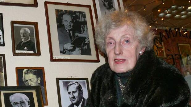 Irene Hottelmann-Schmidt vor ihrer "Bamberger Walhalla", einer Sammlung von Portr&auml;ts, mit der sie an bedeutende Pers&ouml;nlichkeiten der Stadt erinnerte.  Foto: Leopold Teuscher