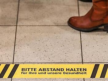 Mit solchen Hinweisen wird um Abstandhalten gebeten. Foto: dpa