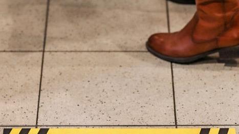 Mit solchen Hinweisen wird um Abstandhalten gebeten. Foto: dpa