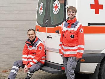 Über das Dankeschön freuen sich Nicole Riegler und Manuel Wambach, beide Mitglieder in der Rot-Kreuz-Bereitschaft Knetzgau und ehrenamtliche Einsatzkräfte in der Schnelleinsatzgruppe Transport 1.  Foto: Patrick Riegler
