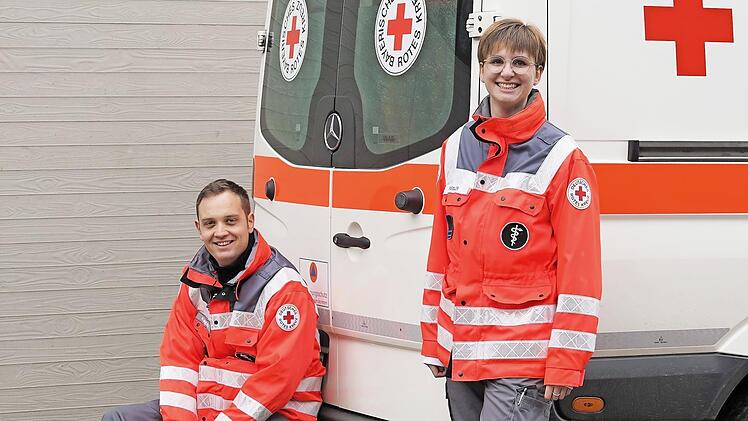 Über das Dankeschön freuen sich Nicole Riegler und Manuel Wambach, beide Mitglieder in der Rot-Kreuz-Bereitschaft Knetzgau und ehrenamtliche Einsatzkräfte in der Schnelleinsatzgruppe Transport 1.  Foto: Patrick Riegler