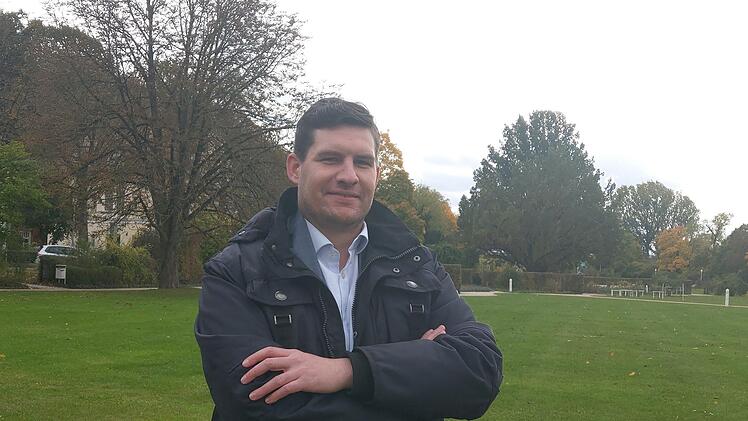 Oberbürgermeister Dominik Sauerteig im Coburger Rosengarten. Nicht nur, dass er selbst vor einigen Jahren eine Unterschriftenaktion zum Erhalt des Rosengartens gestartet hat - der Park dient ihm auch als Beispiel dafür, was grüne Oasen in der Stadt leisten können: An heißen Tagen sei es hier drei bis vier Grad kühler als am Marktplatz, sagt der OB.