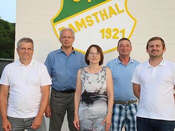 Vorsitzender Udo Schaub (links) und Vorsitzender Jan Gawlik (rechts) ehrten (weiter von links) Volker Brand (40 Jahre Mitglied beim SV), Gertrud Weisensel (40) und Michael Simon (40)  für ihre Treue.