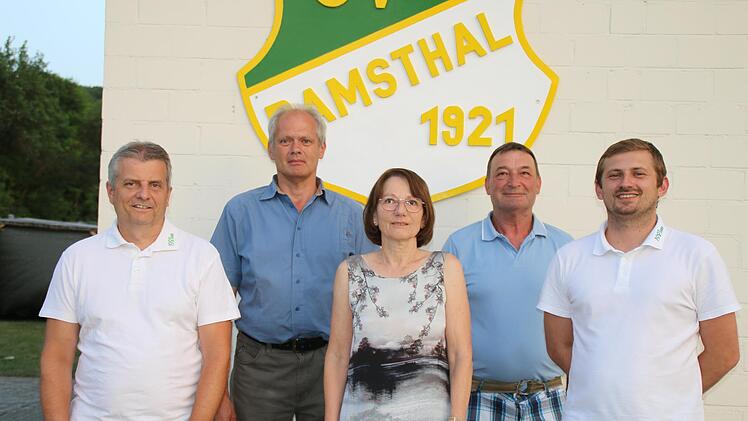 Vorsitzender Udo Schaub (links) und Vorsitzender Jan Gawlik (rechts) ehrten (weiter von links) Volker Brand (40 Jahre Mitglied beim SV), Gertrud Weisensel (40) und Michael Simon (40)  für ihre Treue.