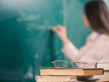 Es mangelt an Lehrkräften in deutschen Schulen - auch in Bayern.