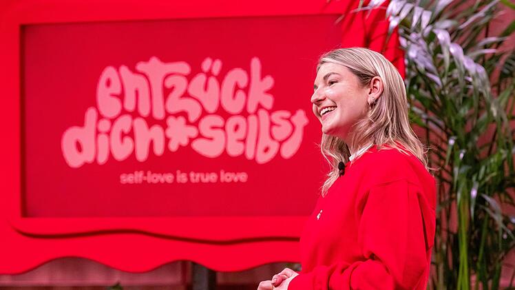 Eine Präsentation ohne Tabus: Sanja aus Köln macht sich für eine entspannte weibliche Masturbation stark.